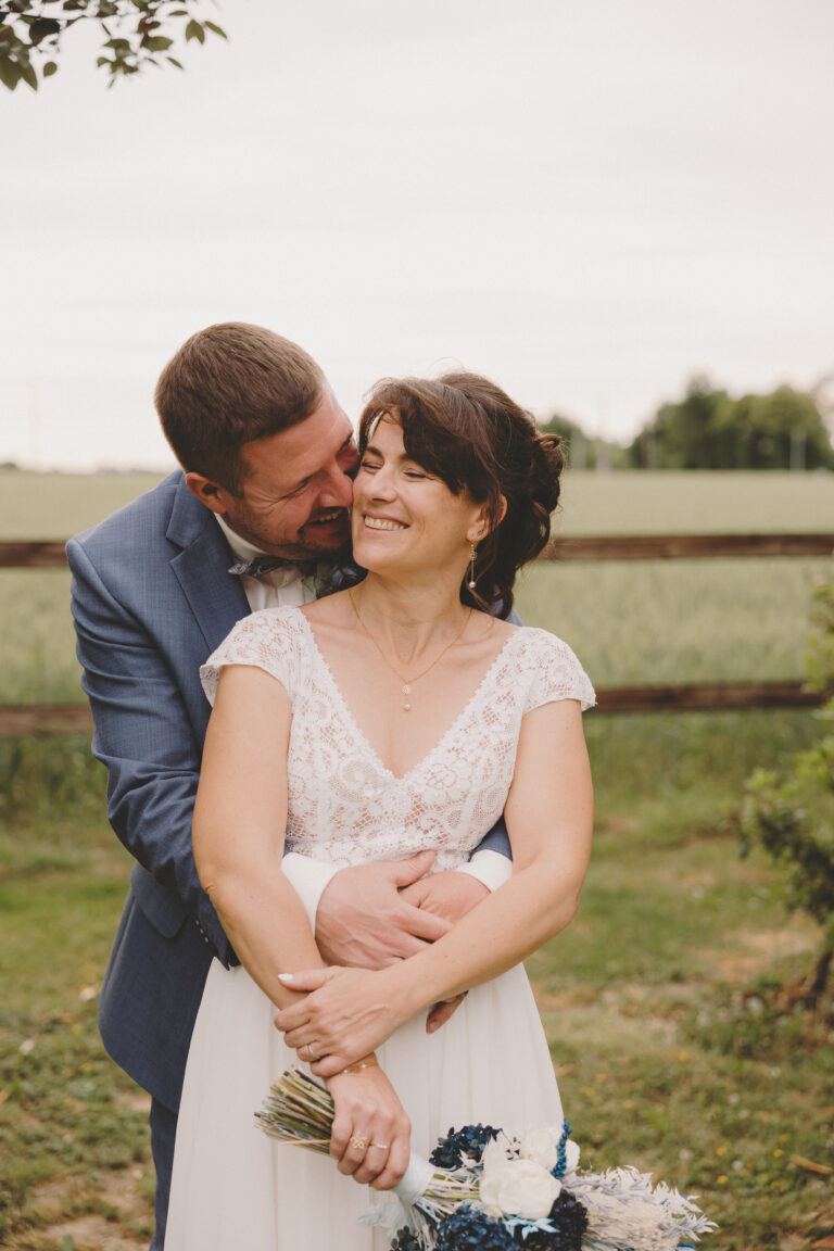 Complicité entre jeunes mariés, séance photos de couple.