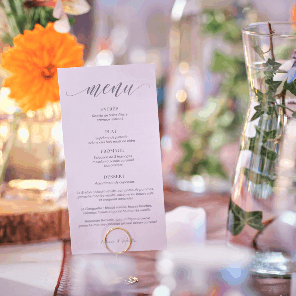 Menu sur une table de mariage