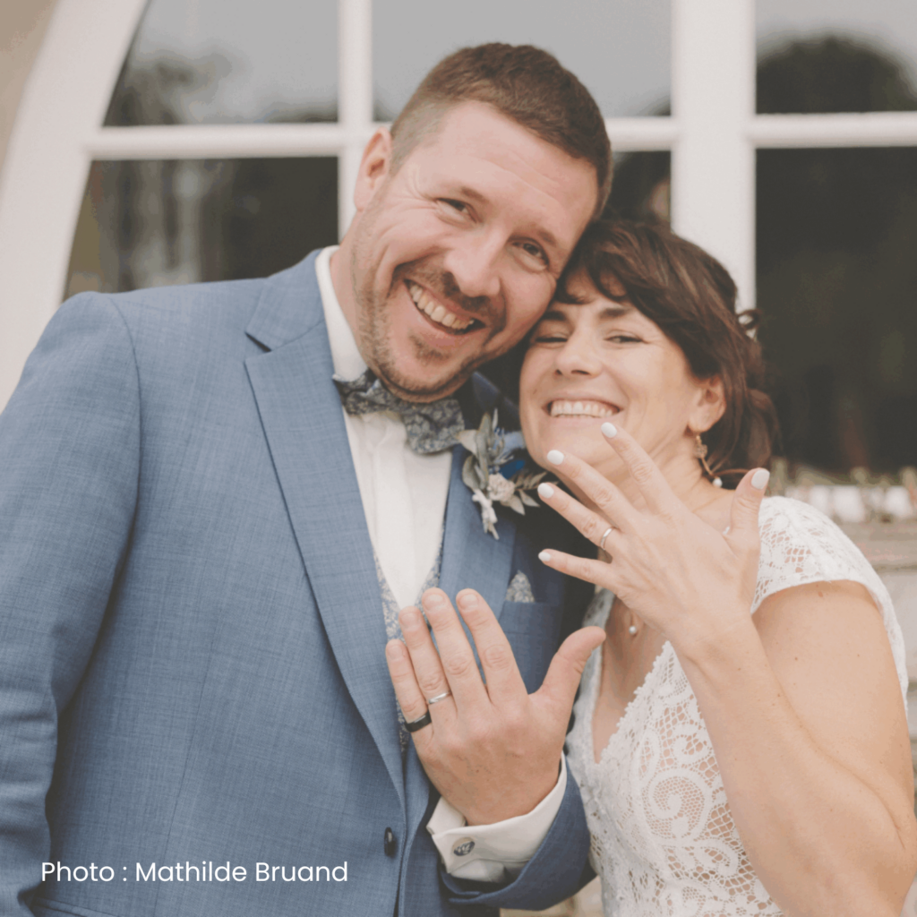 Mariés souriants montrant leurs alliances, mariage à Vitré