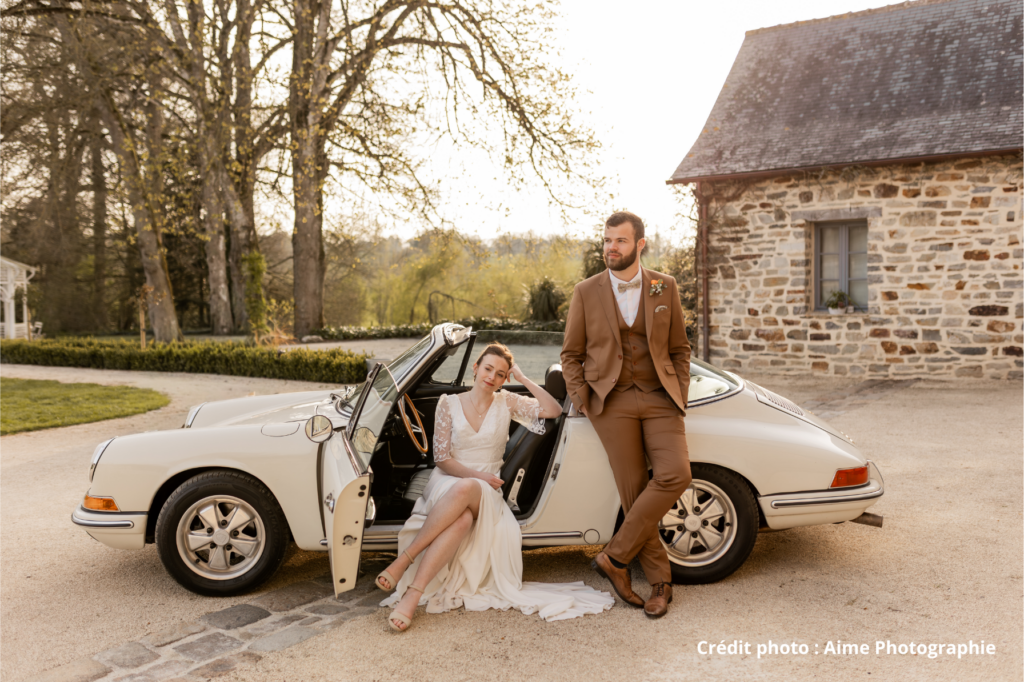 Mariés posant devant une voiture vintage décapotable, coaching mariage à distance Blackstage Événementiel